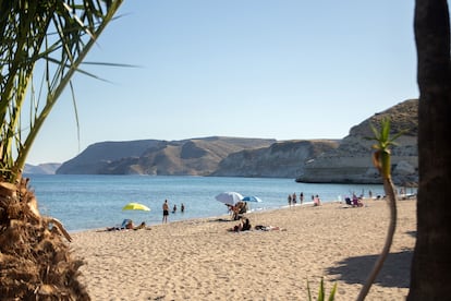 Bañistas en la playa de Agua Amarga.