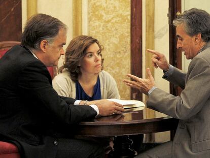 Soraya Sáenz de Santamaría, entre Esteban González Pons y Ramón Jáuregui, el pasado 13 de julio en el Congreso.