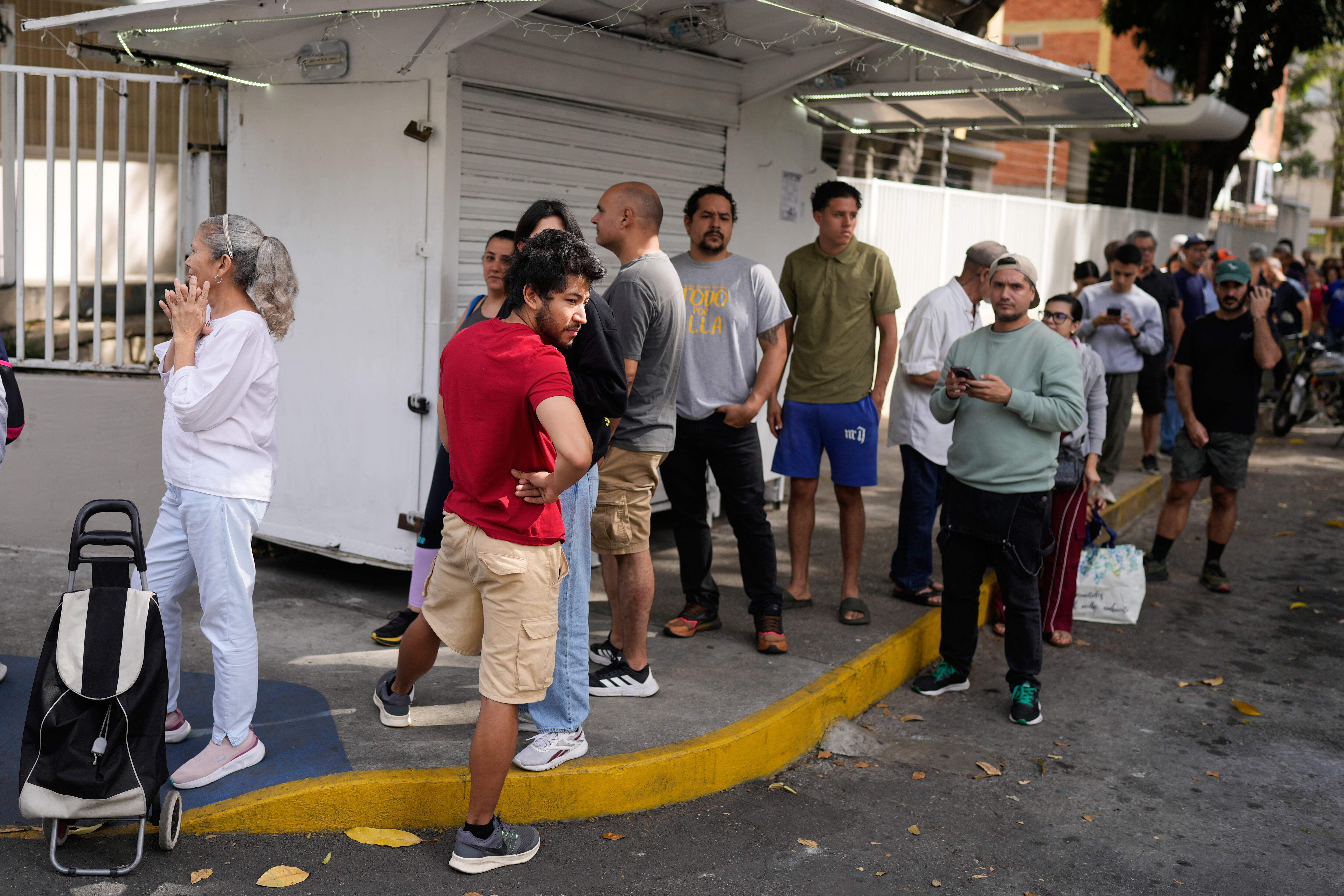 People line up outside a supermarket in Caracas, Venezuela, Saturday, Jan. 3, 2026, after U.S. President Donald Trump announced that President Nicolás Maduro had been captured and flown out of the country. (AP Photo/Ariana Cubillos)