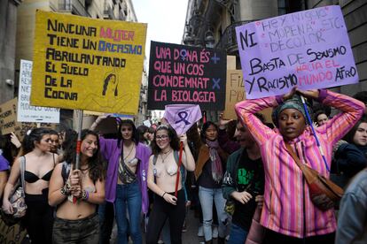 "Ninguna mujer ha tenido un orgasmo abrillantando el suelo de la cocina", una cita de Betty Friedan.