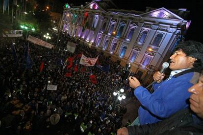 Evo Morales discursa no balcão do Palácio de Governo, em La Paz, na noite de domingo, depois de vencer as eleições.