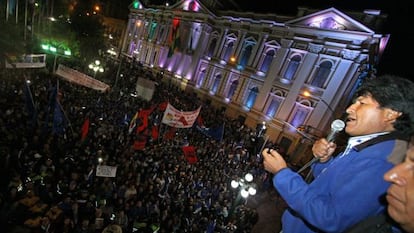 Evo Morales discursa no balcão do Palácio de Governo, em La Paz, na noite de domingo, depois de vencer as eleições.