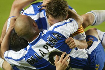 De la Peña y otro compañero abrazan a Tamudo tras marcar éste ante el Murcia.
