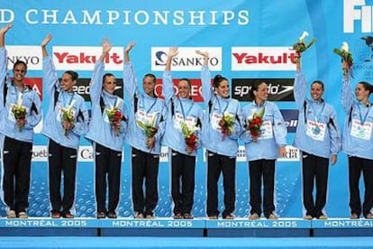 Las componentes del equipo español, en el podio, con su medalla de bronce.