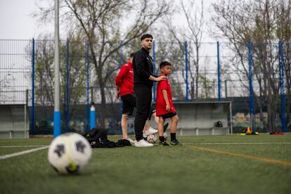 Uno de los jugadores más mayores del Racing Villaverde Ayuda a entrenar a los más pequeños. 