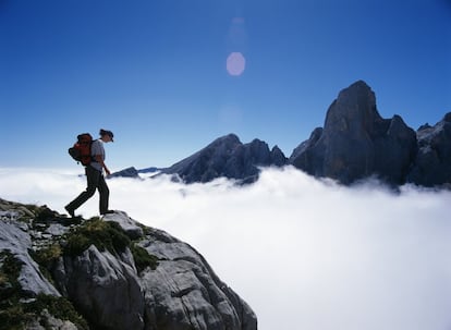 El pico de Urriellu, o Naranjo de Bulnes, es una montaña de los Picos de Europa de algo más de 2.500 metros (al fondo de la imagen). Aunque hay otros picos más altos en la cordillera, su popularidad surge de sus paredes verticales, que lo han convertido en un imán para los escaladores. Pedro Pidal, marqués de Villaviciosa, fue la primera persona en alcanzar su cumbre, en 1904, junto a Gregorio Pérez 'El Cainejo', vecino del pueblo de Caín. www.turismoasturias.es