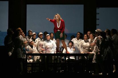 La soprano Anja Kampe durante el ensayo de la pera <i>El holands errante</i><b>,   en el Teatro Real.</b>