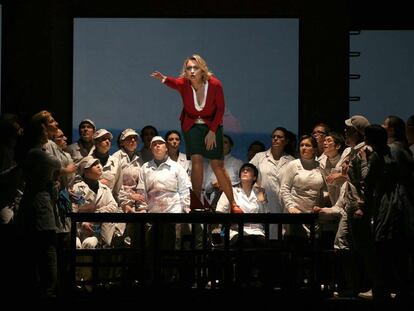La soprano Anja Kampe durante el ensayo de la ópera <i>El holandés errante</i><b>, en el Teatro Real.</b>