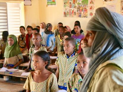 La escuela de la misi&oacute;n cat&oacute;lica est&aacute; dirigida por un musulm&aacute;n y la educaci&oacute;n pone &eacute;nfasis en la cultura n&oacute;mada. Hay un 50% de ni&ntilde;as.