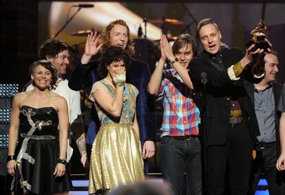 Arcade Fire recogiendo el gram&oacute;fono de oro por &#039;The Suburbs&#039;