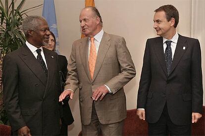 Kofi Annan conversa con el rey Juan Carlos, en presencia de José Luis Rodríguez Zapatero, ayer en Montevideo.