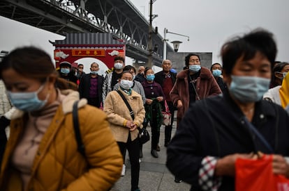 Turistas visitam umas das pontes de Wuhan sobre o rio Yangtzé, no final de novembro.