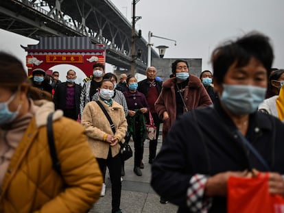 Turistas visitam umas das pontes de Wuhan sobre o rio Yangtzé, no final de novembro.