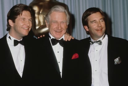 Jeff Bridges con su padre Lloyd Bridges y su hermano Beau Bridge en los Oscar de 1989.