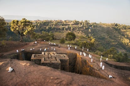 Iglesia de Biet Ghiorgis (San Jorge), del siglo XIII, un soberbio bloque en forma de cruz, la más reconocible desde el aire de la docena de iglesias excavadas en la roca de Lalibela (Etiopía).