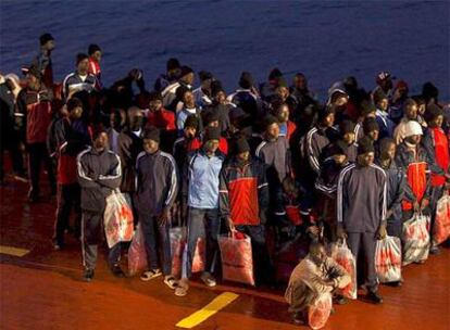 Algunos de los 67 inmigrantes rescatados en la madrugada de ayer casi 200 kilómetros al sur de Tenerife.