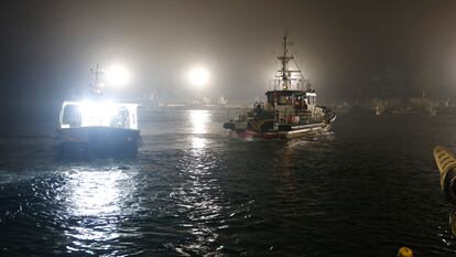El pesquero 'Mi Daniela', que fue denunciado por las autoridades de Gibraltar, sale del puerto de la Atunara, en la Línea de la Concepción, acompañado por la Guardia Civil.