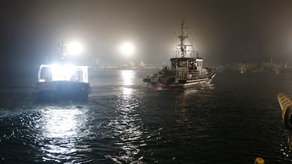 El pesquero 'Mi Daniela', que fue denunciado por las autoridades de Gibraltar, sale del puerto de la Atunara, en la Línea de la Concepción, acompañado por la Guardia Civil.