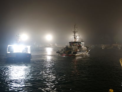 El pesquero 'Mi Daniela', que fue denunciado por las autoridades de Gibraltar, sale del puerto de la Atunara, en la Línea de la Concepción, acompañado por la Guardia Civil.