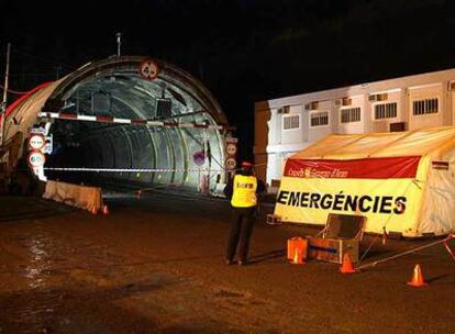 Dos máquinas retroexcavadoras trabajarán durante la noche para retirar todos los escombros producidos a raíz del desprendimiento en el interior del túnel de Viella ocurrido hoy sobre las cinco de la tarde en la misma entrada de su boca norte.