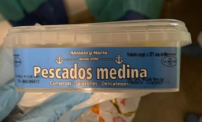 Una caja del lote de Pescados Medina que contiene el parásito anisakis.