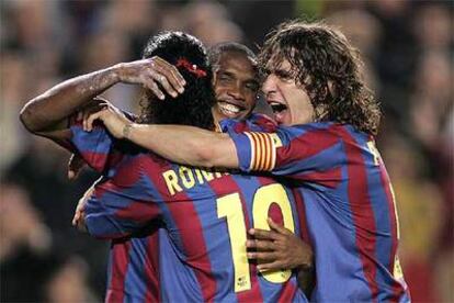 Ronaldinho, Puyol y Eto'o celebran el segundo gol del Barça.