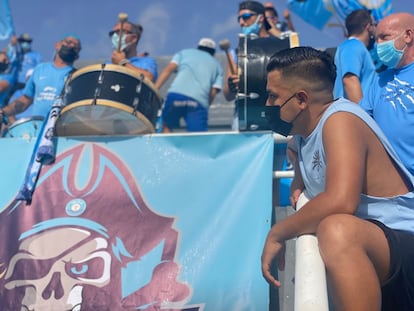 La afición de la UD Ibiza se prepara antes del partido ante el Burgos CF para recibir al equipo.