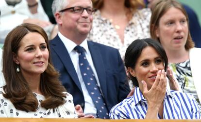 De izquierda a derecha: Kate Middleton y Meghan Markle, en el campeonato de Wimbledon, el pasado julio.  