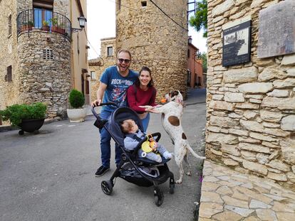 Mercè Jiménez, fundadora de la web especializada Turismo Canino, en uno de sus viajes familiares con su perro 'Futt'.