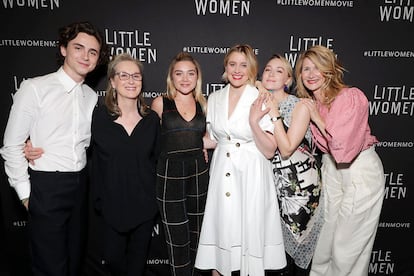 Greta Gerwig con el equipo de ‘Mujercitas’.