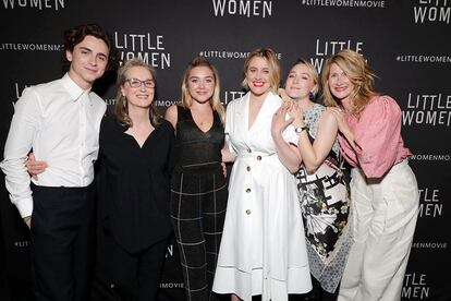 Greta Gerwig con el equipo de ‘Mujercitas’.