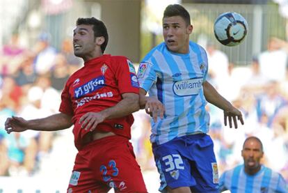 David Barral, del Sporting, lucha con el defensa del Málaga Iván Sánchez.