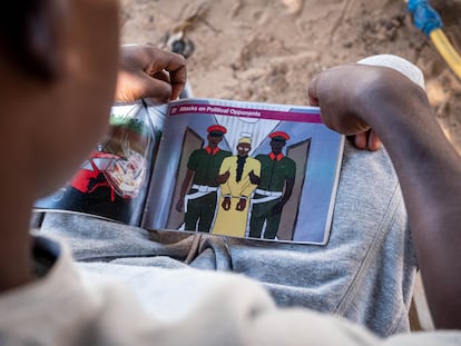 Ousainou Sandeng, de 17 años, sostiene un ejemplar de la versión para niños del Informe de la Comisión para la Verdad, la Reconciliación y la Reparación que elaboraron dos activistas gambianos.