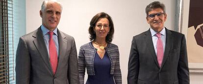 La presidenta de Banco Santander, Ana Botín, junto al nuevo consejero delegado, el italiano Andrea Orcel (i), puesto que ocupará a principios de 2019 y que hasta ahora desempeñaba José Antonio Álvarez (d), que pasa a convertirse en el único vicepresidente ejecutivo de la entidad.