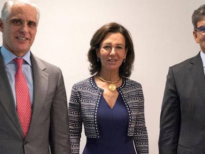 La presidenta de Banco Santander, Ana Botín, junto al nuevo consejero delegado, el italiano Andrea Orcel (i), puesto que ocupará a principios de 2019 y que hasta ahora desempeñaba José Antonio Álvarez (d), que pasa a convertirse en el único vicepresidente ejecutivo de la entidad.