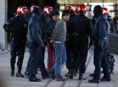 Dos jóvenes detenidos por la Ertzaintza durante unos incidentes en el campus de la UPV en Leioa.