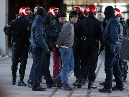 Dos jóvenes detenidos por la Ertzaintza durante unos incidentes en el campus de la UPV en Leioa.