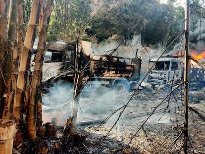 Vehículos quemados tras el ataque en la localidad de Moso, el pasado viernes en Estado birmano de Kayah.