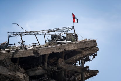 Ruinas del hospital Ibn Sena coronado por la bandera iraquí, en el centro de Mosul. Es el símbolo de nueve meses de batalla para liberar la ciudad del Estado Islámico, entre 2016 y 2017. Era el mayor centro sanitario de la capital y los terroristas lo usaron como base de operaciones