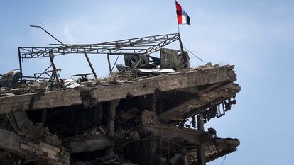 Ruinas del hospital Ibn Sena coronado por la bandera iraquí, en el centro de Mosul. Es el símbolo de nueve meses de batalla para liberar la ciudad del Estado Islámico, entre 2016 y 2017. Era el mayor centro sanitario de la capital y los terroristas lo usaron como base de operaciones