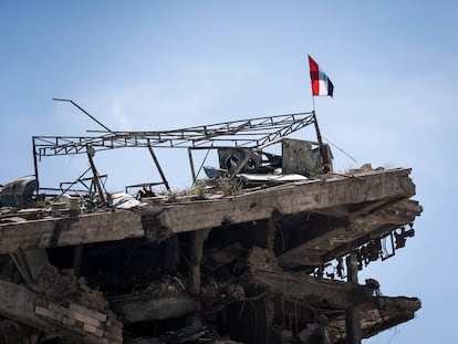 Ruinas del hospital Ibn Sena coronado por la bandera iraquí, en el centro de Mosul. Es el símbolo de nueve meses de batalla para liberar la ciudad del Estado Islámico, entre 2016 y 2017. Era el mayor centro sanitario de la capital y los terroristas lo usaron como base de operaciones