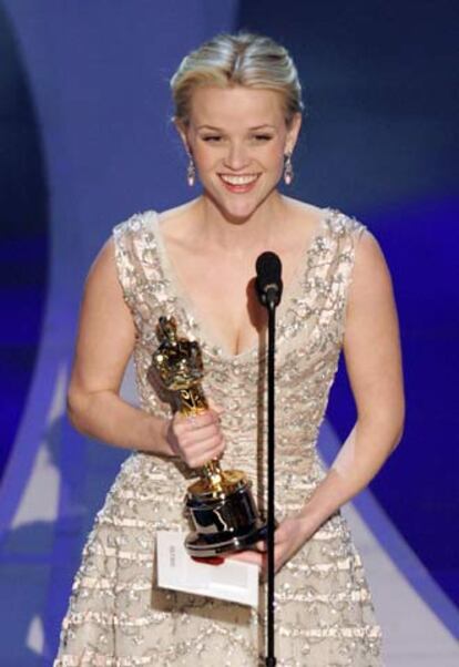 Reese Witherspoon ha ganado el Oscar a la Mejor actriz por su interpretación de June Carter en el film <i>En la cuerda floja</i>. En la foto, la joven actriz pronuncia su discurso ante los asistentes a la gala.