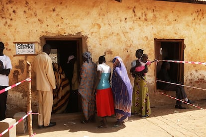 Una fila de ciudadanos hacen cola para votar en el referéndum de independencia de Sudán del Sur, el 10 de enero de 2011, en Juba.