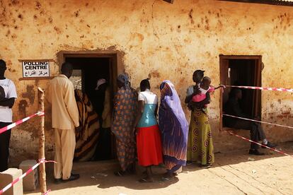 Una fila de ciudadanos hacen cola para votar en el referéndum de independencia de Sudán del Sur, el 10 de enero de 2011, en Juba.