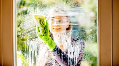 Artículo de EL PAÍS Escaparate que describe cómo limpiar las ventanas por fuera de una manera cómoda y eficaz.