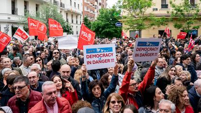 Cientos de personas durante una concentración en la calle de Ferraz en apoyo al presidente del Gobierno, Pedro Sánchez, en la sede del PSOE, este 27 de abril.