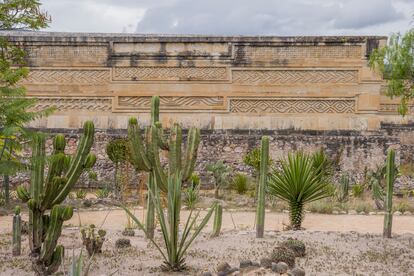 Las grecas por las que son reconocidas las ruinas de Mitla, sitio arqueológico protegido por la UNESCO en el valle central de Oaxaca.