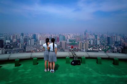 Vista de Shangh&aacute;i desde la azotea de un rascacielos.