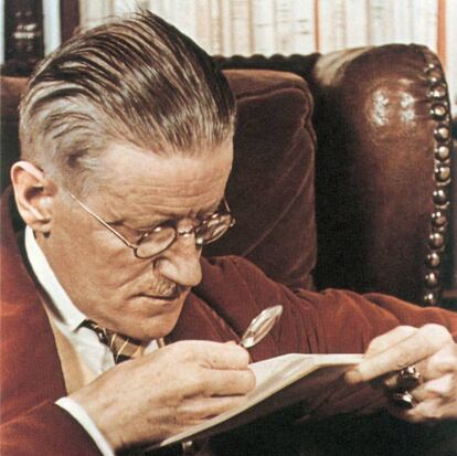 El escritor James Joyce fotografiado por Gis&egrave;le Freund en 1939.