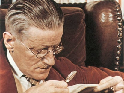 El escritor James Joyce fotografiado por Gis&egrave;le Freund en 1939.
